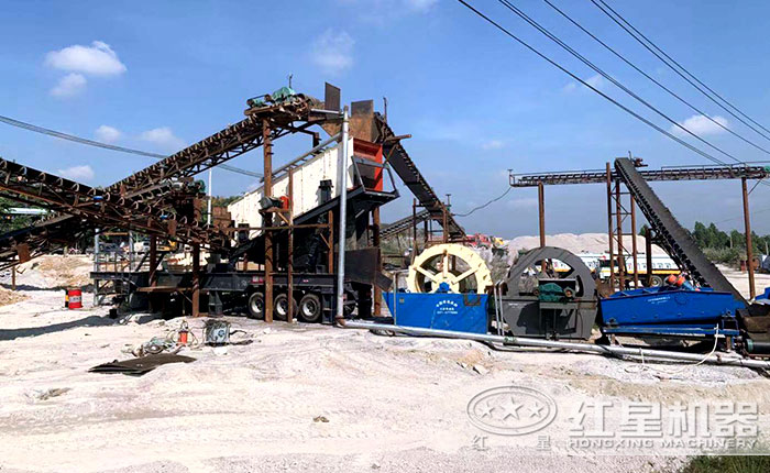 移動(dòng)制砂機(jī)生產(chǎn)線現(xiàn)場
